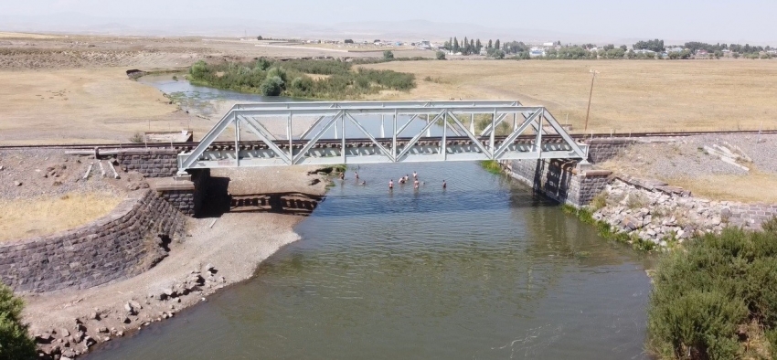 Termometreler 35’i gördü, caddeler boş kaldı