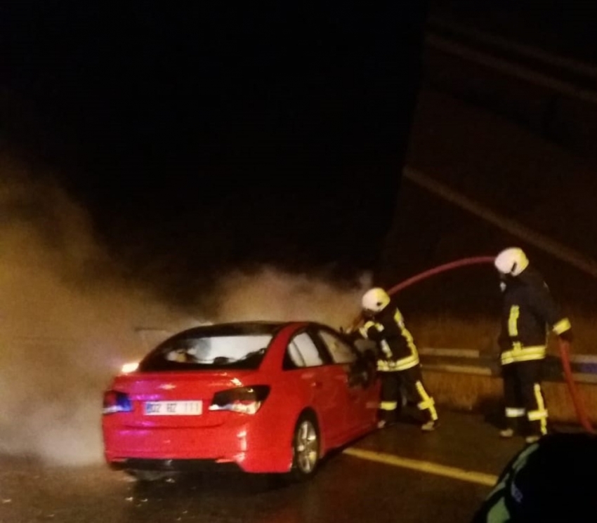 Siirt’te bariyerlere çarpan araç alev alarak yandı