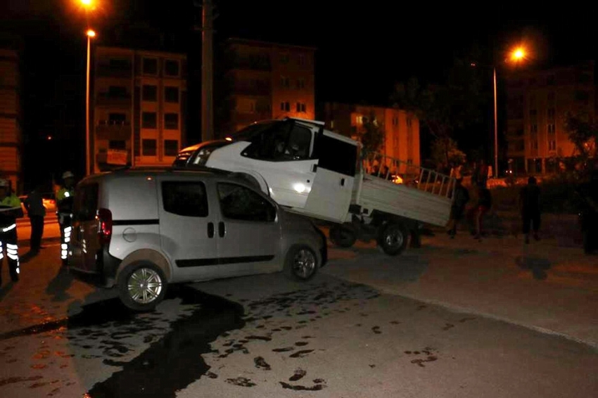 Aşırı hızla otomobillerin üzerine uçtu