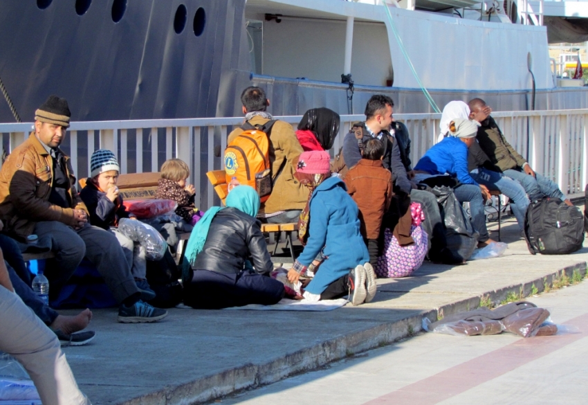 Şişme botla denize açılan 45 sığınmacı...