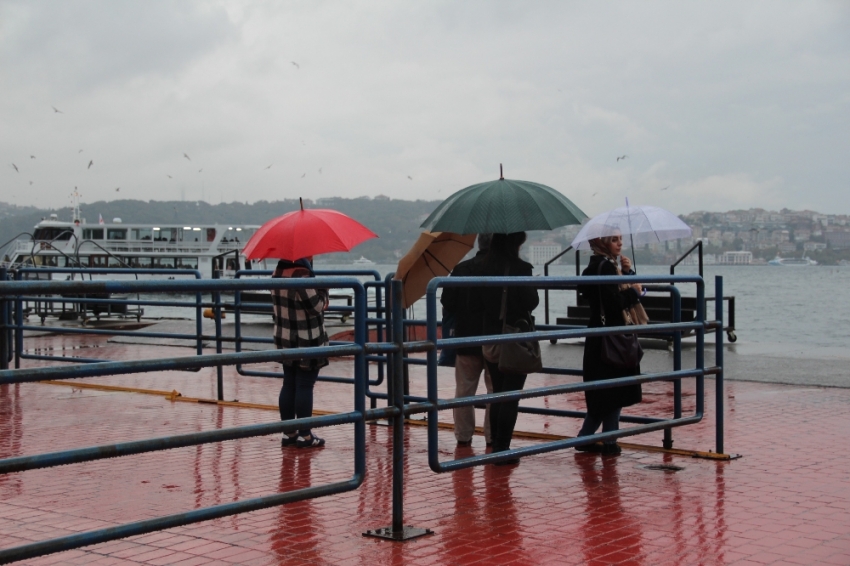 Taksim’de yağmur