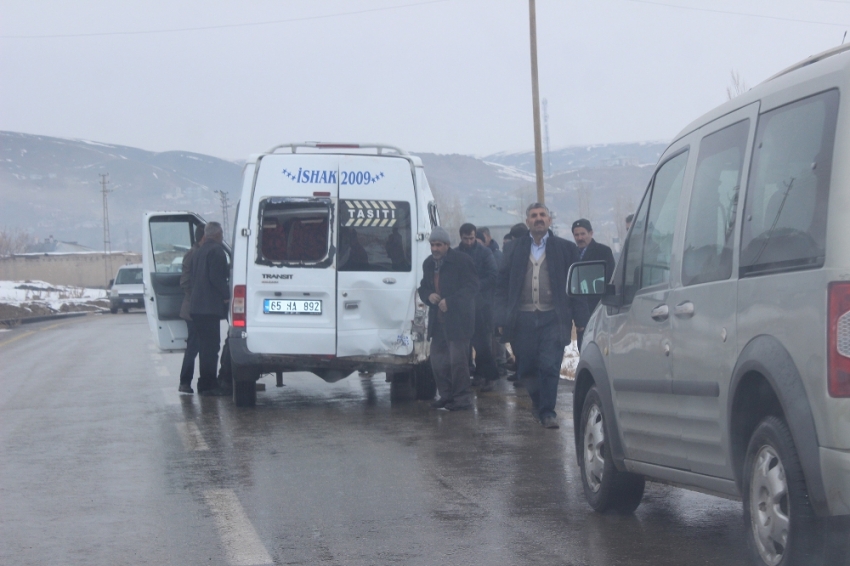 Okul servisi yan yattı: 10 yaralı