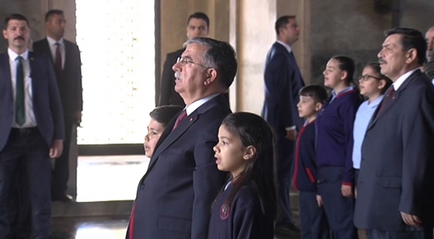 Anıtkabir’in ilk ziyaretçisi çocuklar oldu