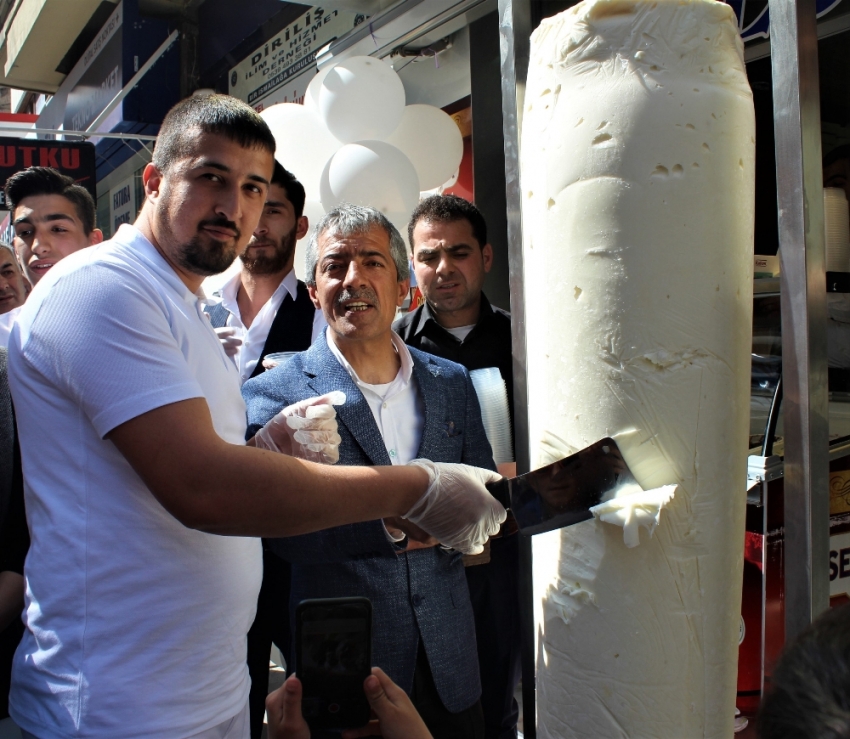 300 kilo dondurma satırla kesilerek dağıtıldı