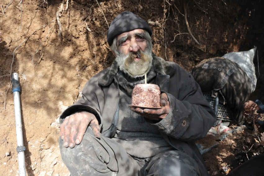 Mağarada sürpriz doğum günü