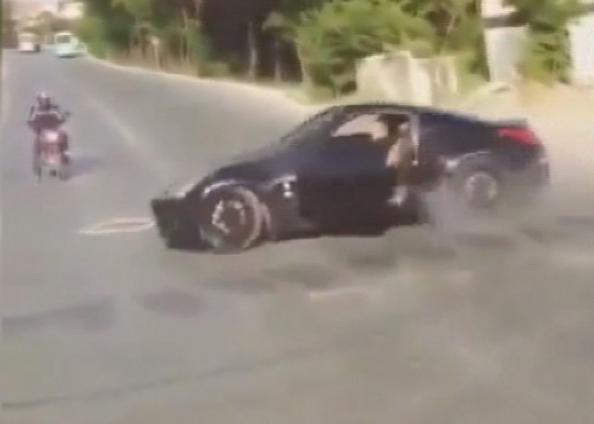 Kapısı açık otomobille drift kamerada