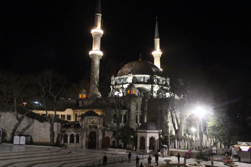 Berat Kandili’nde camiler korona virüs tedbirleri nedeniyle boş kaldı