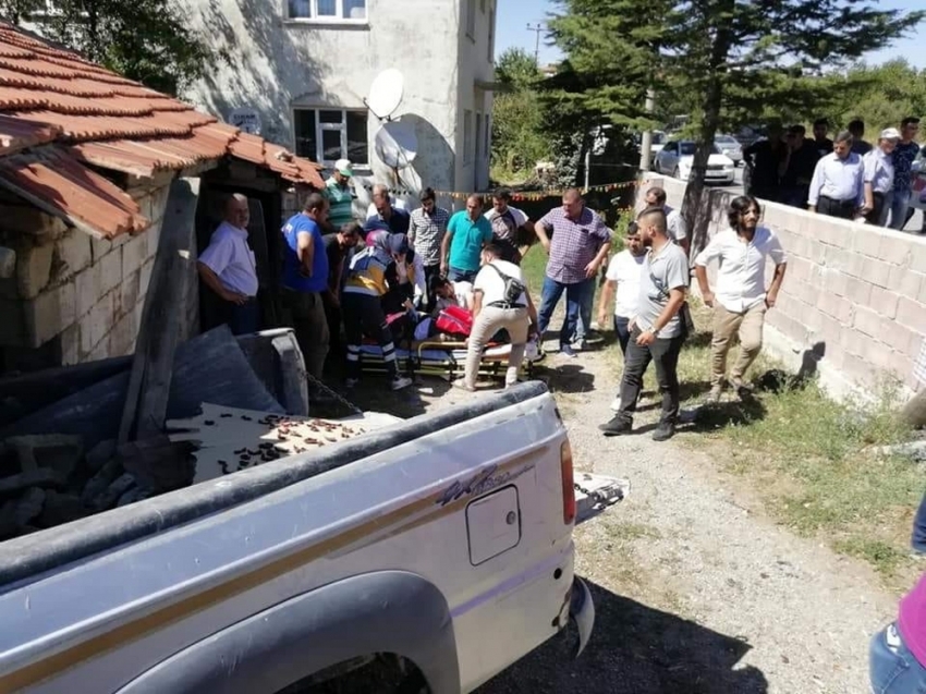 Pikap ile motosiklet çarpıştı: 1 ölü, 2 yaralı