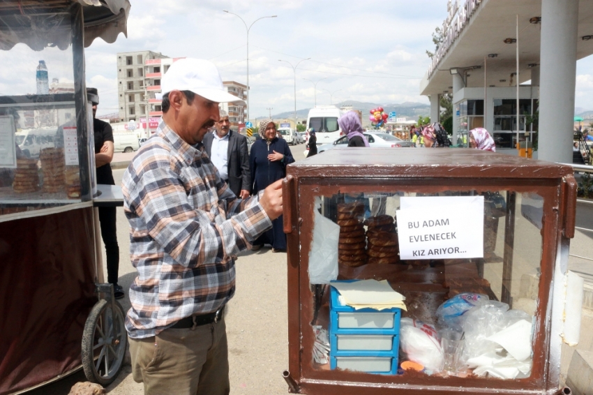 Simit arabasına yazdığı yazıyla eş arıyor