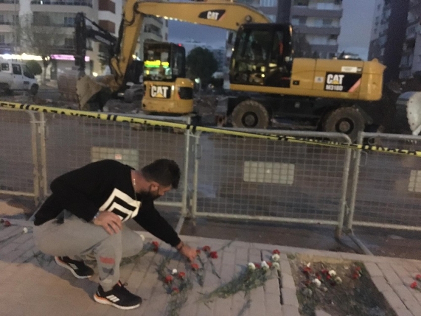 Rızabey Apartmanı’nın önüne karanfiller bırakıldı