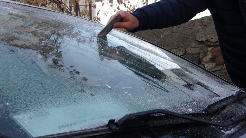 Termometreler eksi 18’i gördü araçların camları buz tuttu