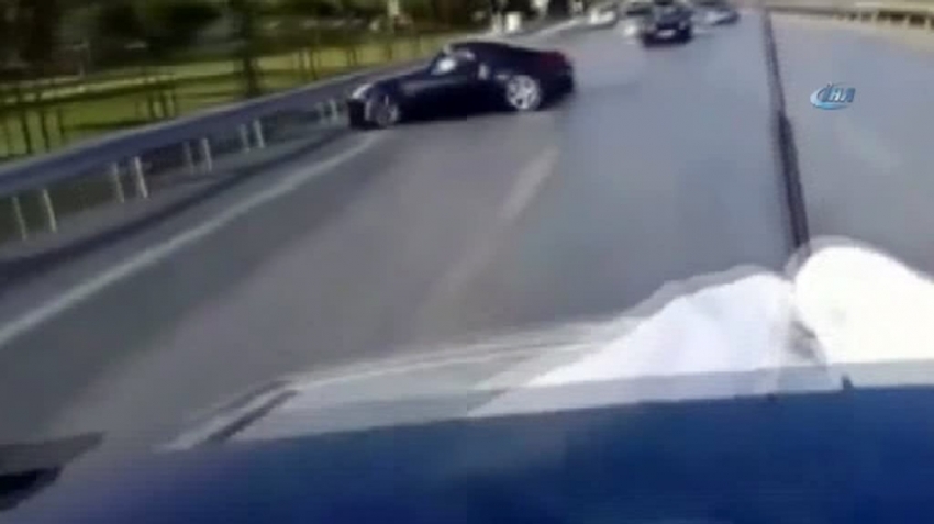 Trafik magandasının bariyerlere çarpma anı kamerada