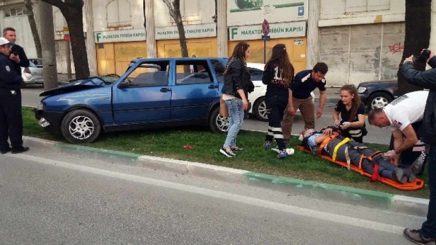 Bursa’da ağaca çarpan araçtaki 2 kişi yaralandı