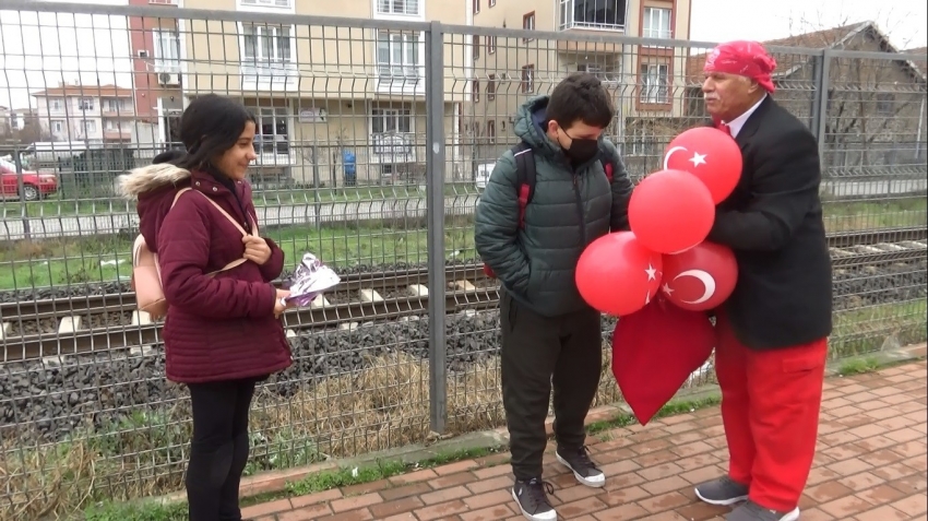 Ay yıldızlı elbisesi ile sokak sokak çocuklara hediye dağıtıyor