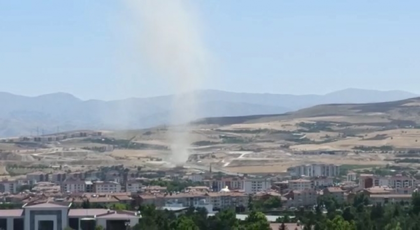 Metrelerce yüksekliğe ulaşan hortum korkuttu