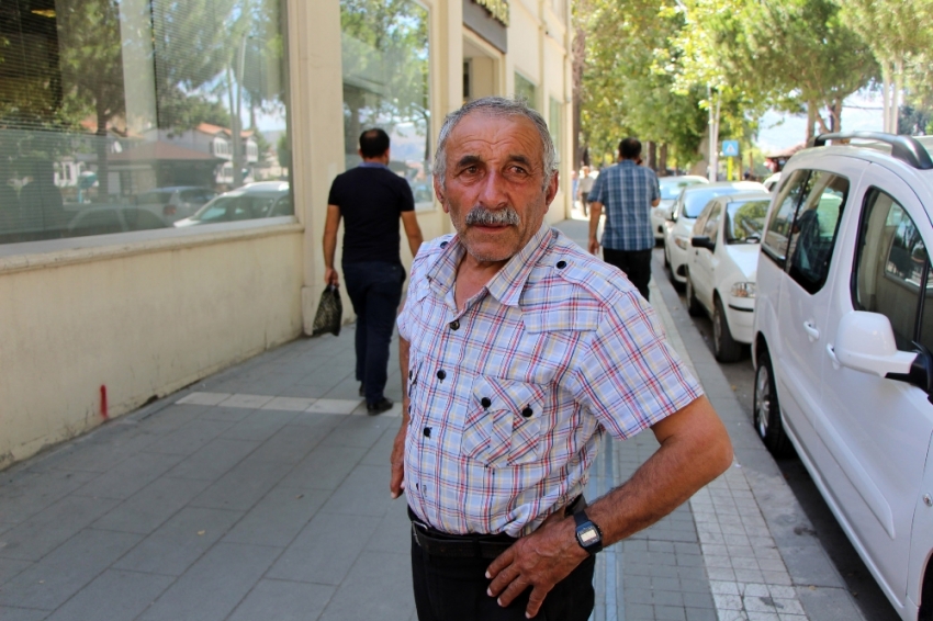 Bankanın içinde 90 bin lirası dolandırıldı