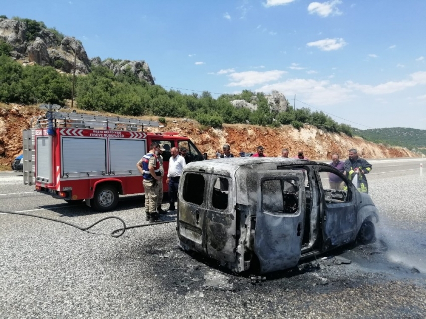 Seyir halindeki araç yanarak küle döndü