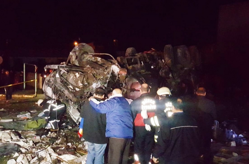 Freni patlayan tanker otomobilleri biçti: 2 ölü, 4 yaralı