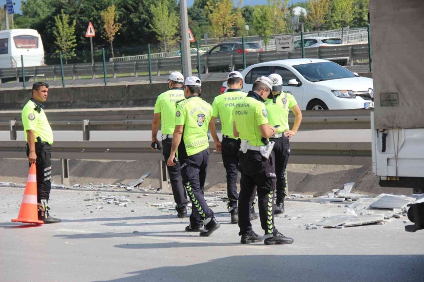 Yola düşen mermerler trafik polisini yaraladı