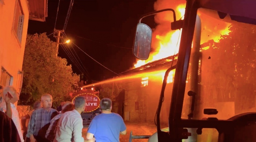 Geceyi gündüze çeviren yangın mahalle halkını seferber etti