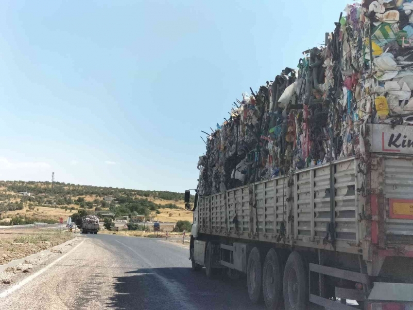 Plastik hurda taşıyan kamyon trafiği tehlikeye soktu