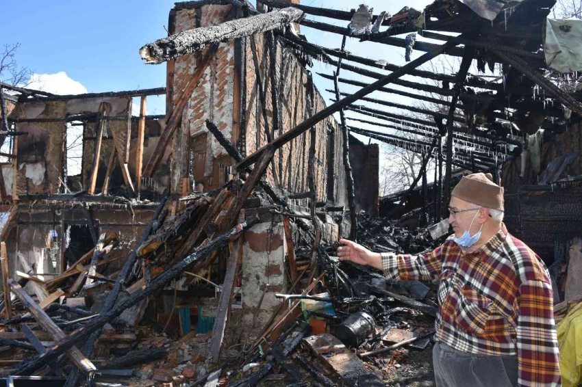 Yaşlı çift pencereden atlayarak kurtulmuştu, evlerinden geriye enkaz kaldı