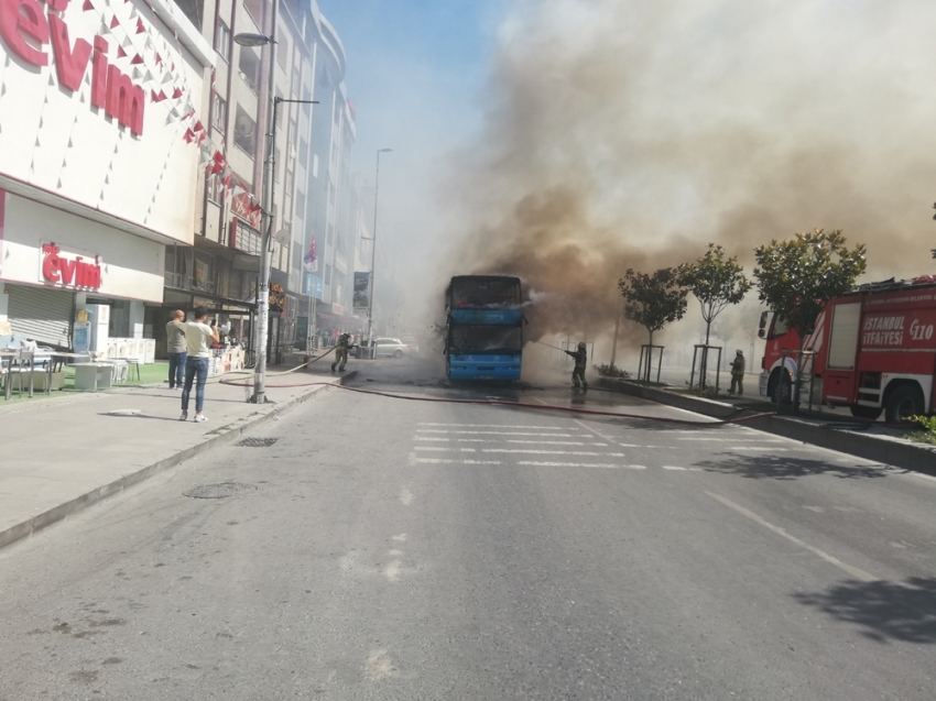 Esenyurt’ta iki katlı otobüs alev alev yandı