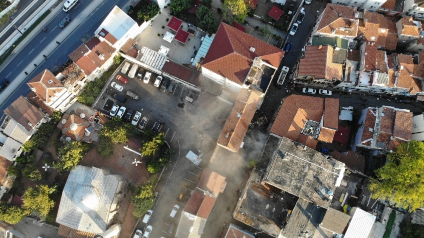 Fatih’te zarar gören tarihi binalar kontrollü bir şekilde yıkıldı