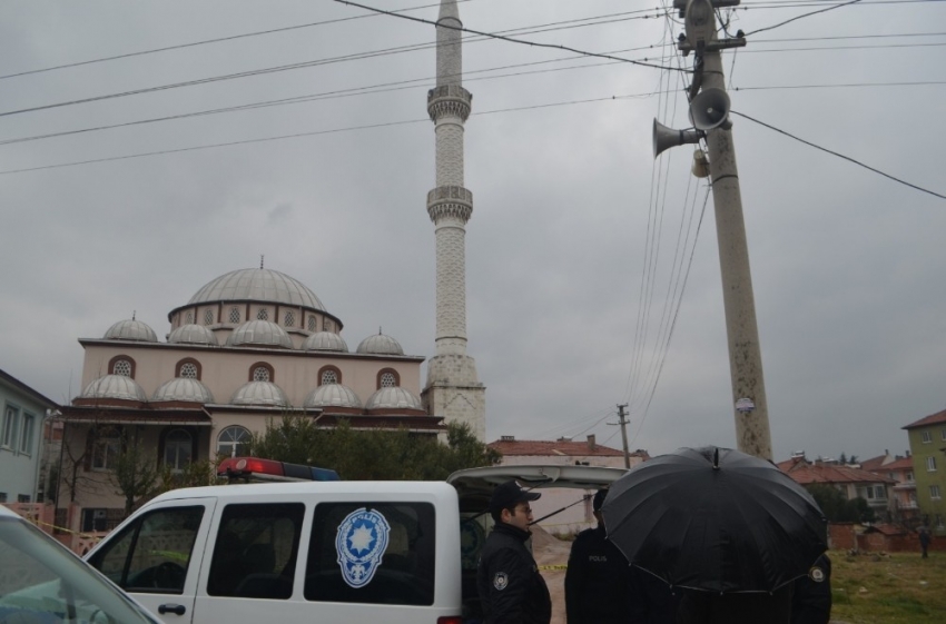 Depremde hasar gören cami ibadete kapatıldı