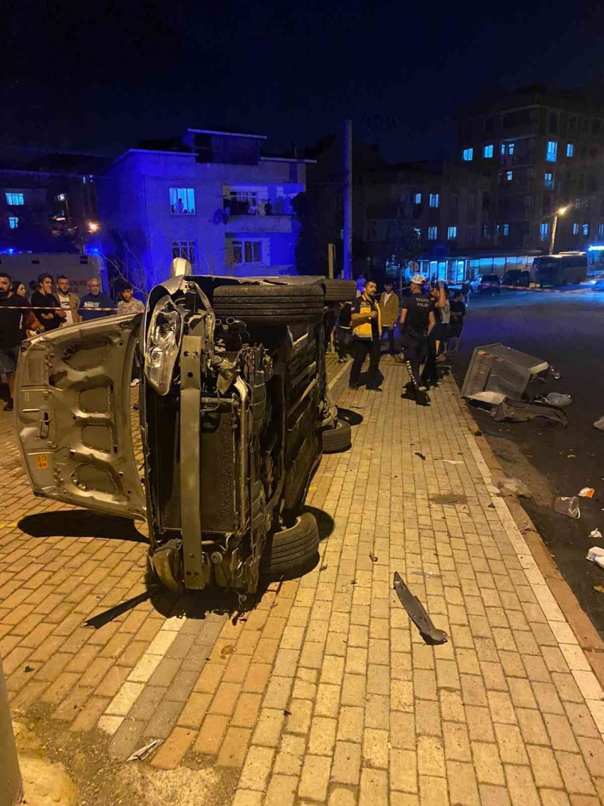 Yan yatan otomobili bırakıp kaza yerinden kaçtı