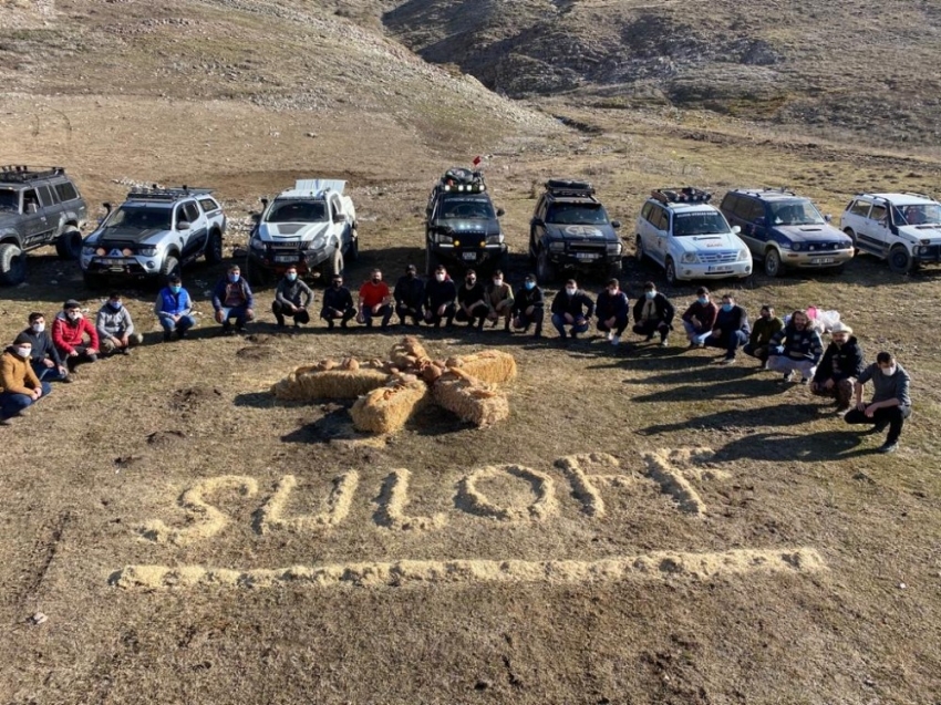 Off-road tutkunları yılkı atlarını besledi