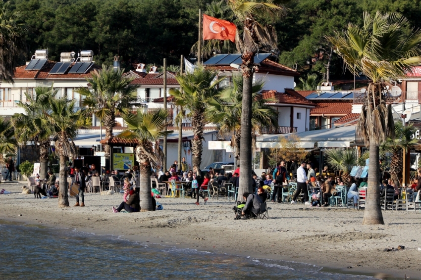 Yılın ilk tatilini sahil kenarında geçirdiler