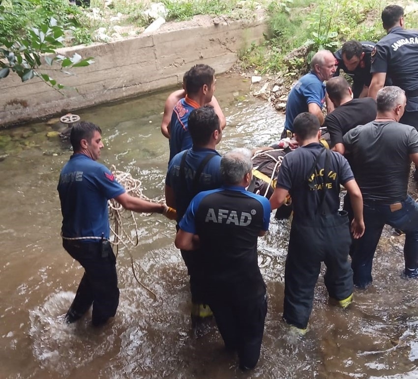 Dere yatağına düşen kepçenin operatörü hayatını kaybetti