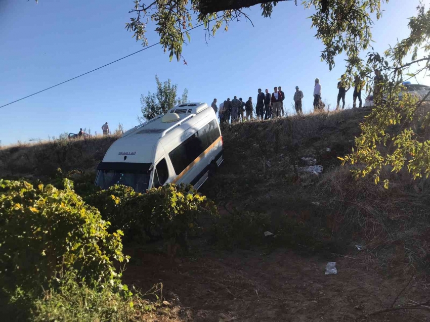 Feci kaza! Öğrenci servisi üzüm bağına uçtu: 5'i öğrenci 6 yaralı