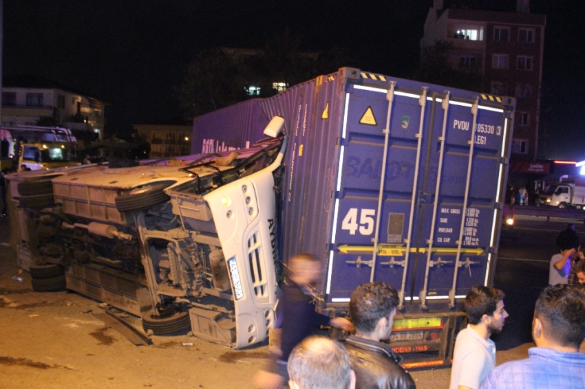 İşçi minibüsüyle TIR çarpıştı: 29 yaralı