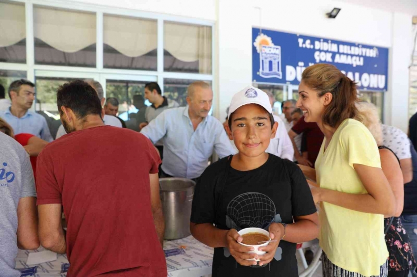 Belediye aşure hayrı yaptı