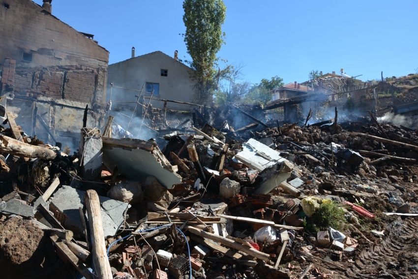 Alevlerin geceyi aydınlattığı yangında 3 ev kullanılmaz hale geldi