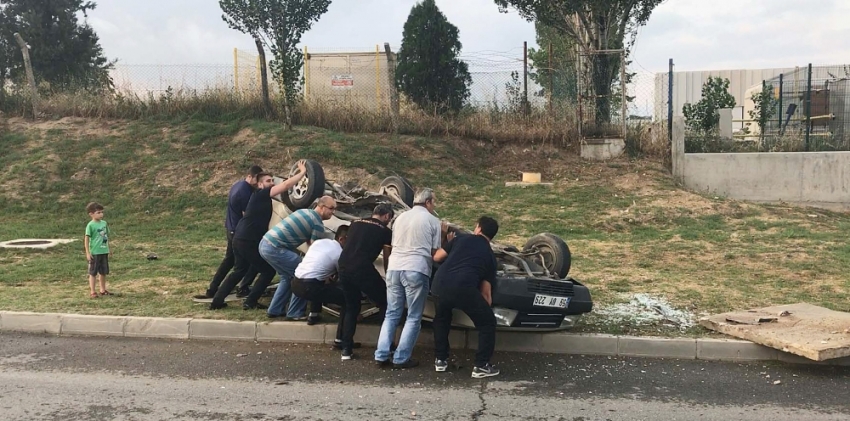 Kaza yaptıkları aracı kendileri düzelttiler