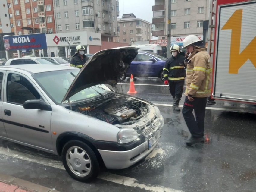 Seyir halindeki otomobil alev aldı