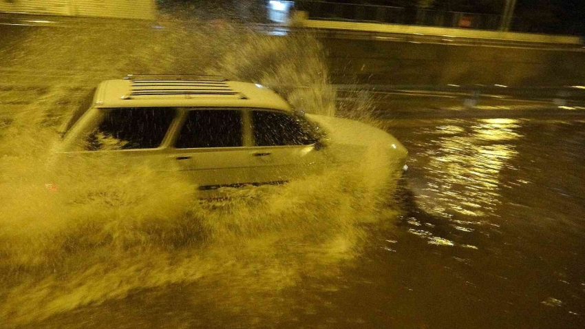 Gece saatlerinde bastıran sağanak hayatı olumsuz etkiledi