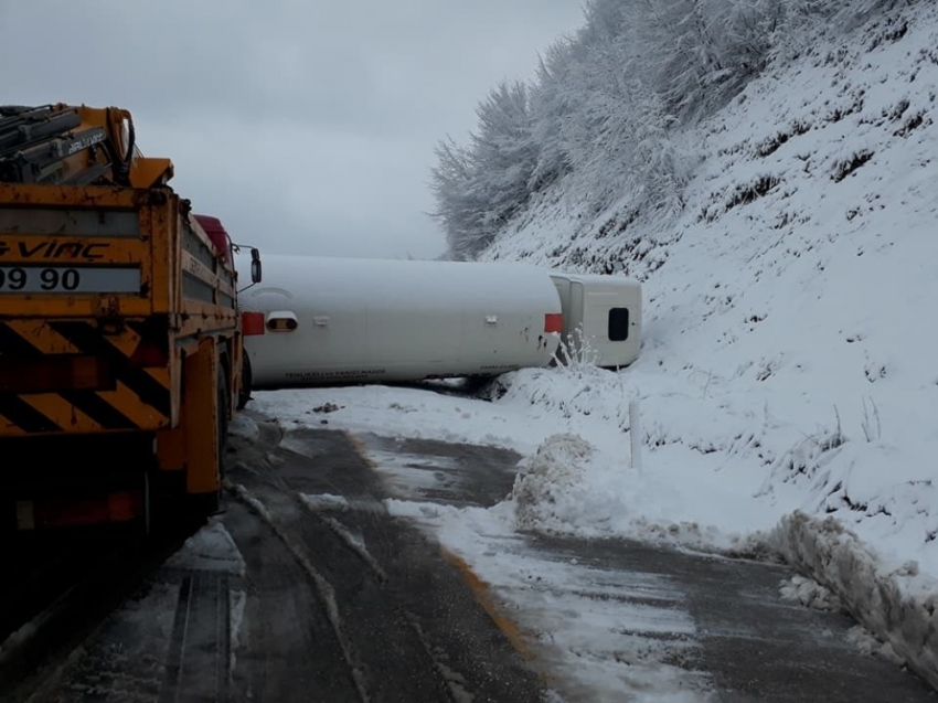 LPG yüklü tanker karlı yolda devrildi