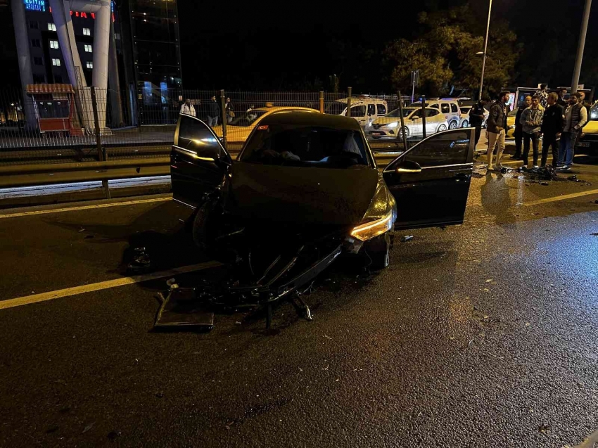 İki araca çarparak kaza yapan otomobilin motoru yolun ortasına düştü