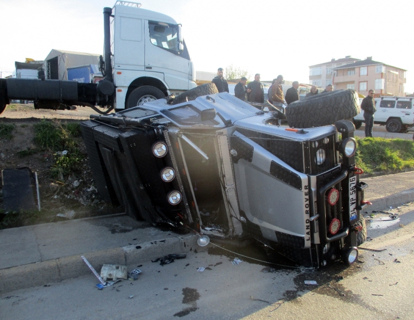 TEM otoyolunda otomobil lüks cipe çarptı: 2 yaralı