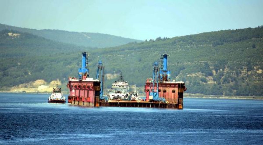 Dev yüzer havuz Çanakkale Boğazı'ndan geçti