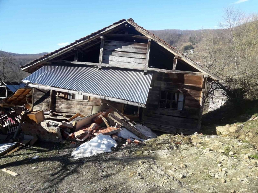 Sinop’ta heyelan: 1 ev yıkıldı, 5 ev kullanılamaz hale geldi