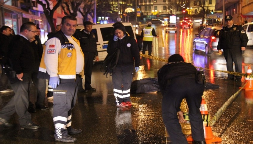 Şoförün farkına varmadığı kaza kız kardeşleri ayırdı