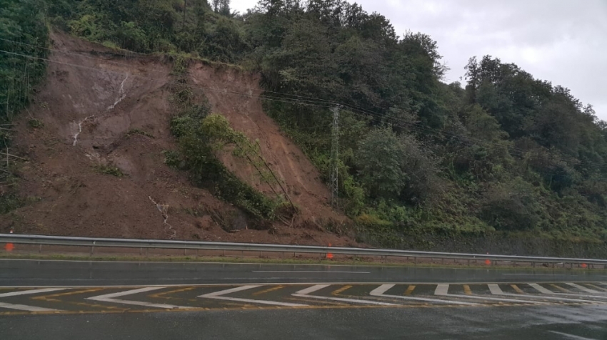 Rize’nin Pazar ilçesinde yaşanan heyelanın ardından yol çamurdan temizlendi