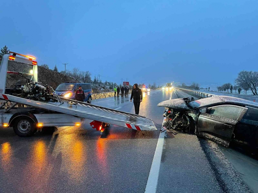 Kontrolden çıkan araç istinat duvarına çarptı: 1 çocuk öldü, 6 kişi yaralandı