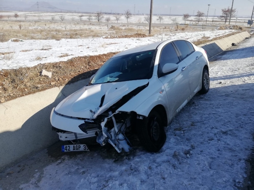 Lastiği patlayan otomobildekiler kazayı sıyrıklarla atlattı