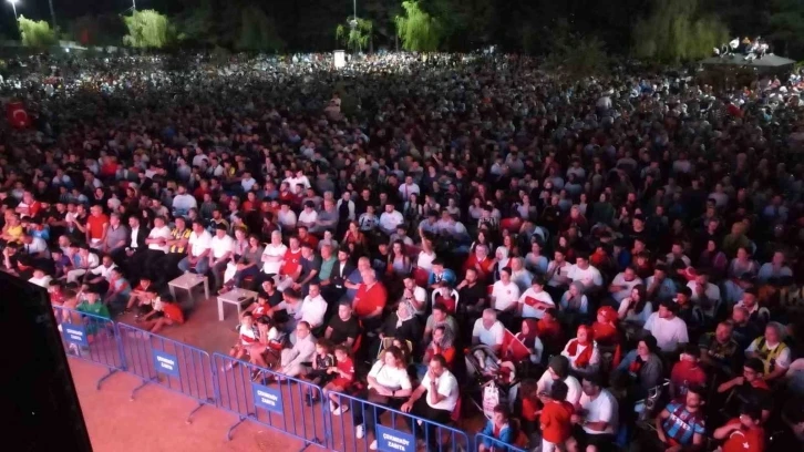 10 bin Çekmeköylü milli maç heyecanını dev ekranlarda yaşadı
